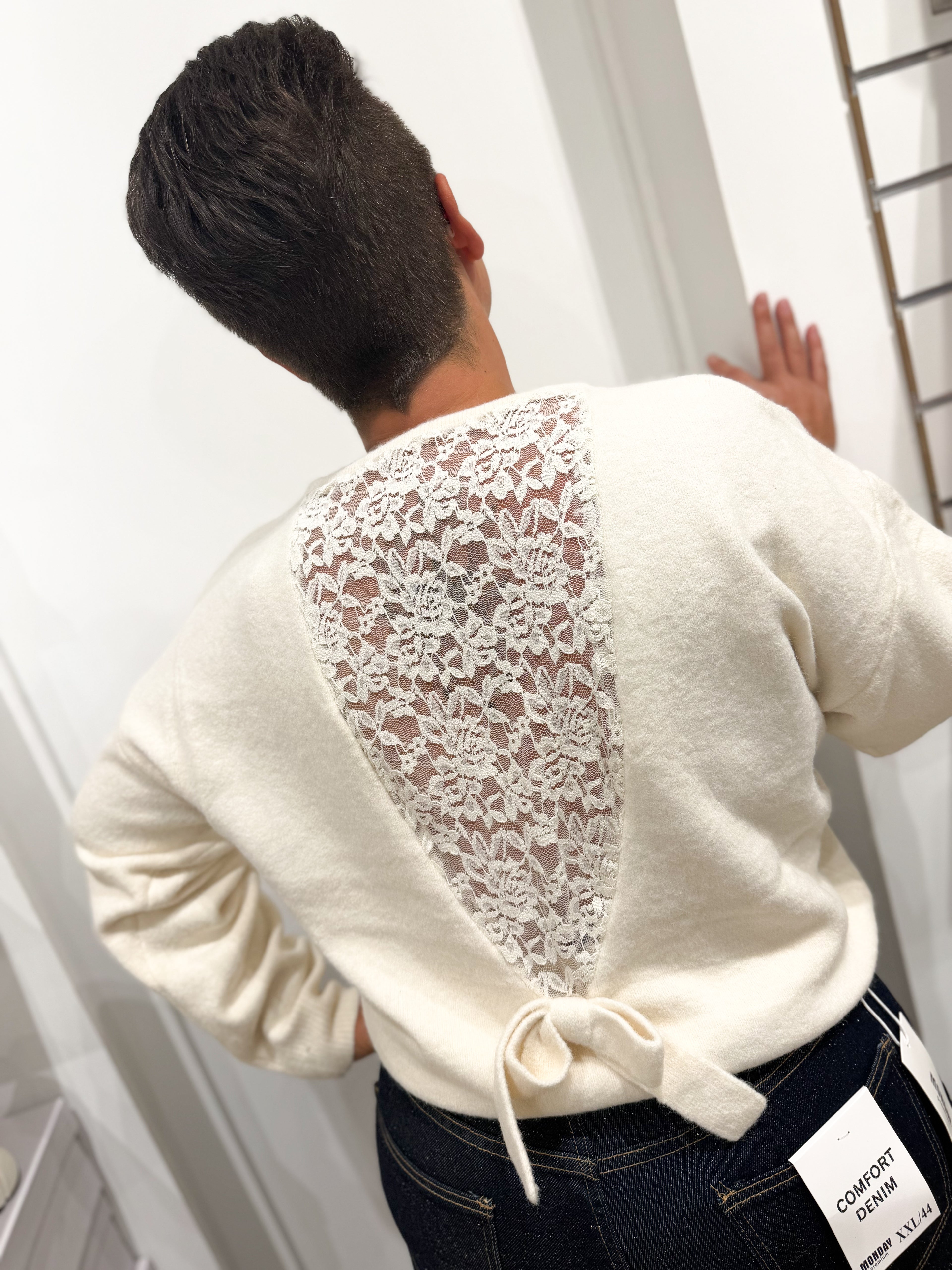 Pull dentelle dans le dos