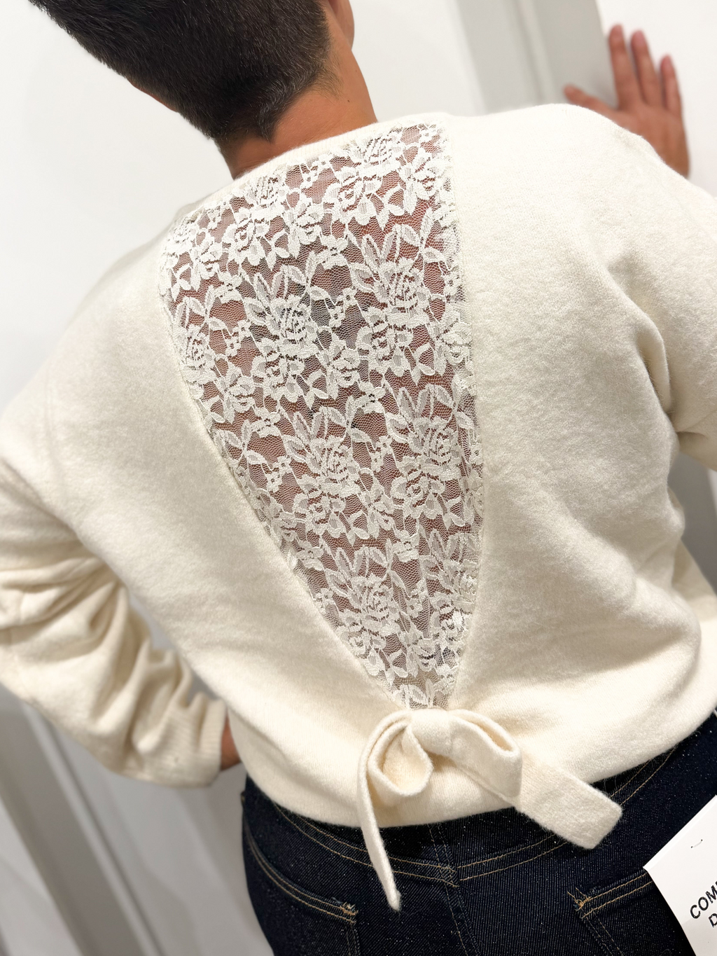 Pull dentelle dans le dos