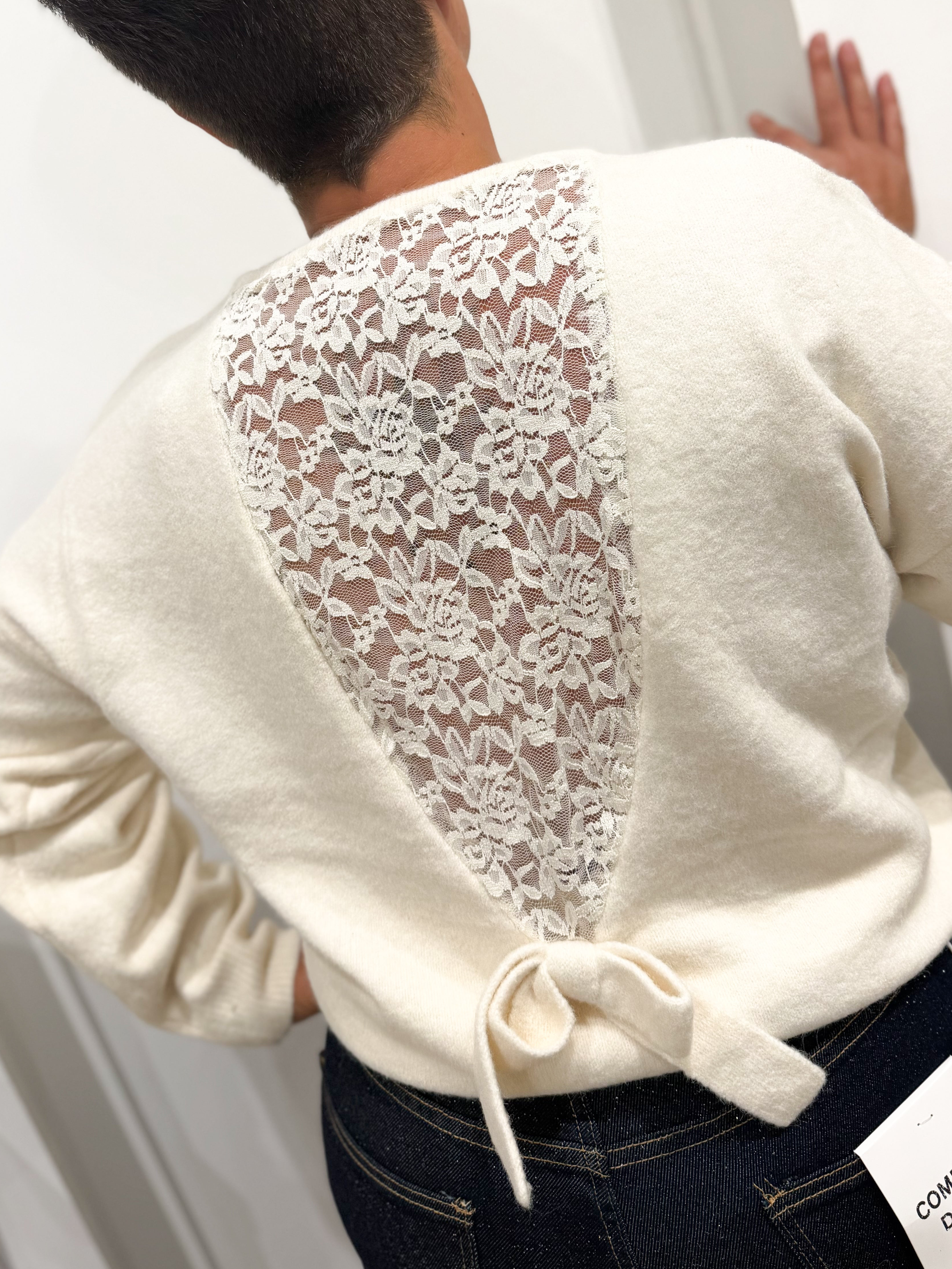 Pull dentelle dans le dos