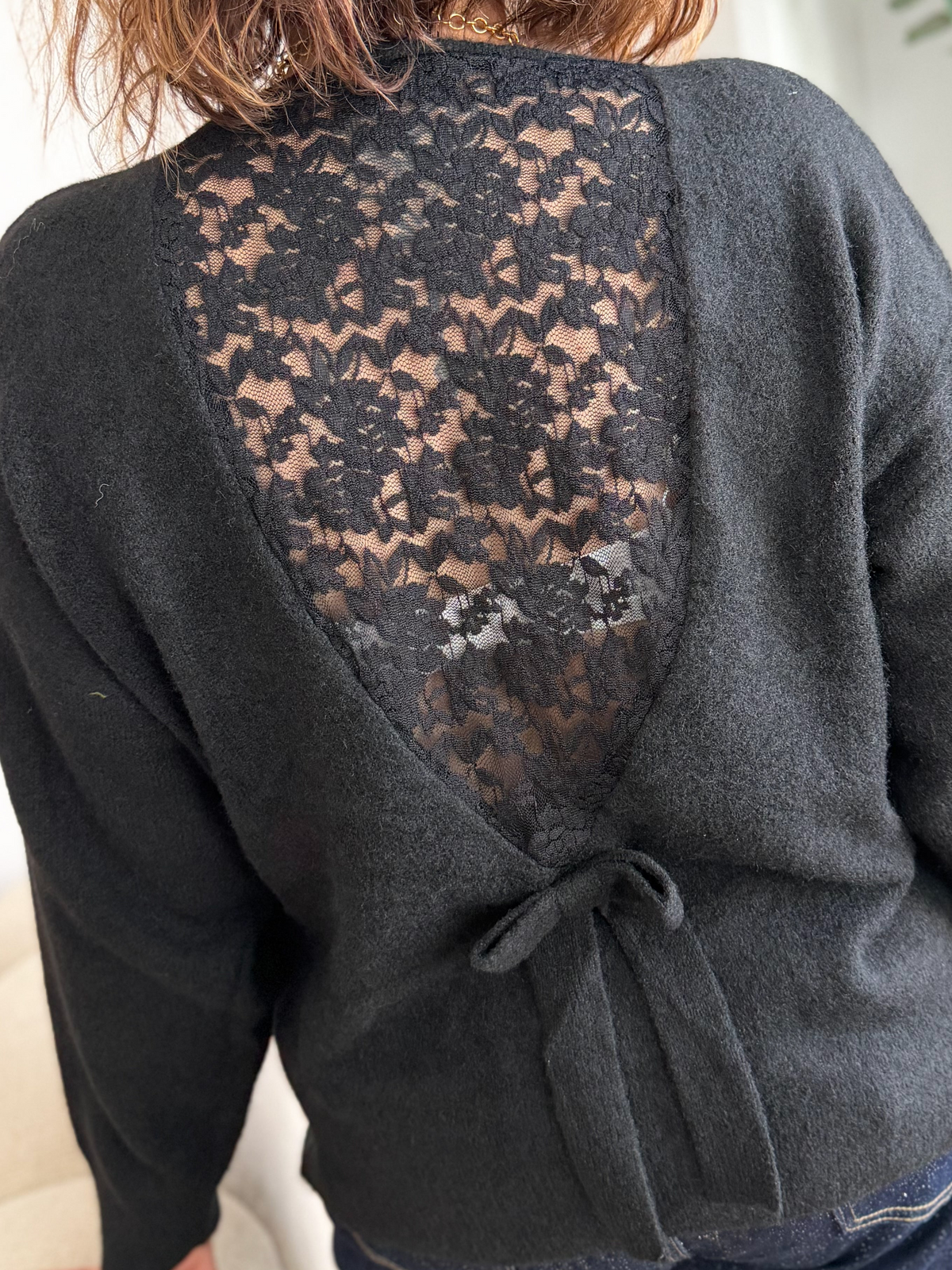 Pull dentelle dans le dos