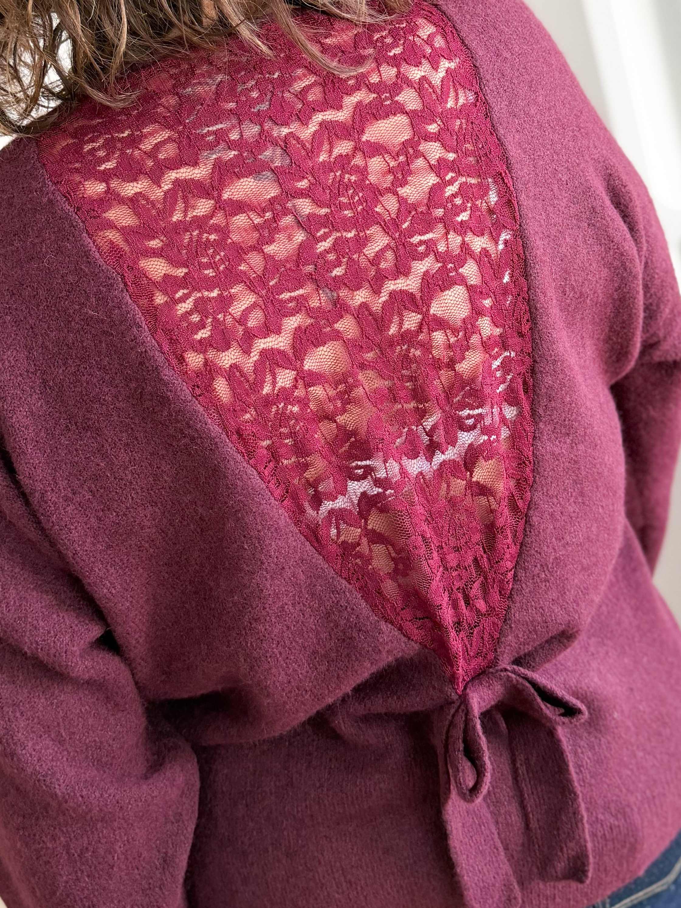 Pull dentelle dans le dos