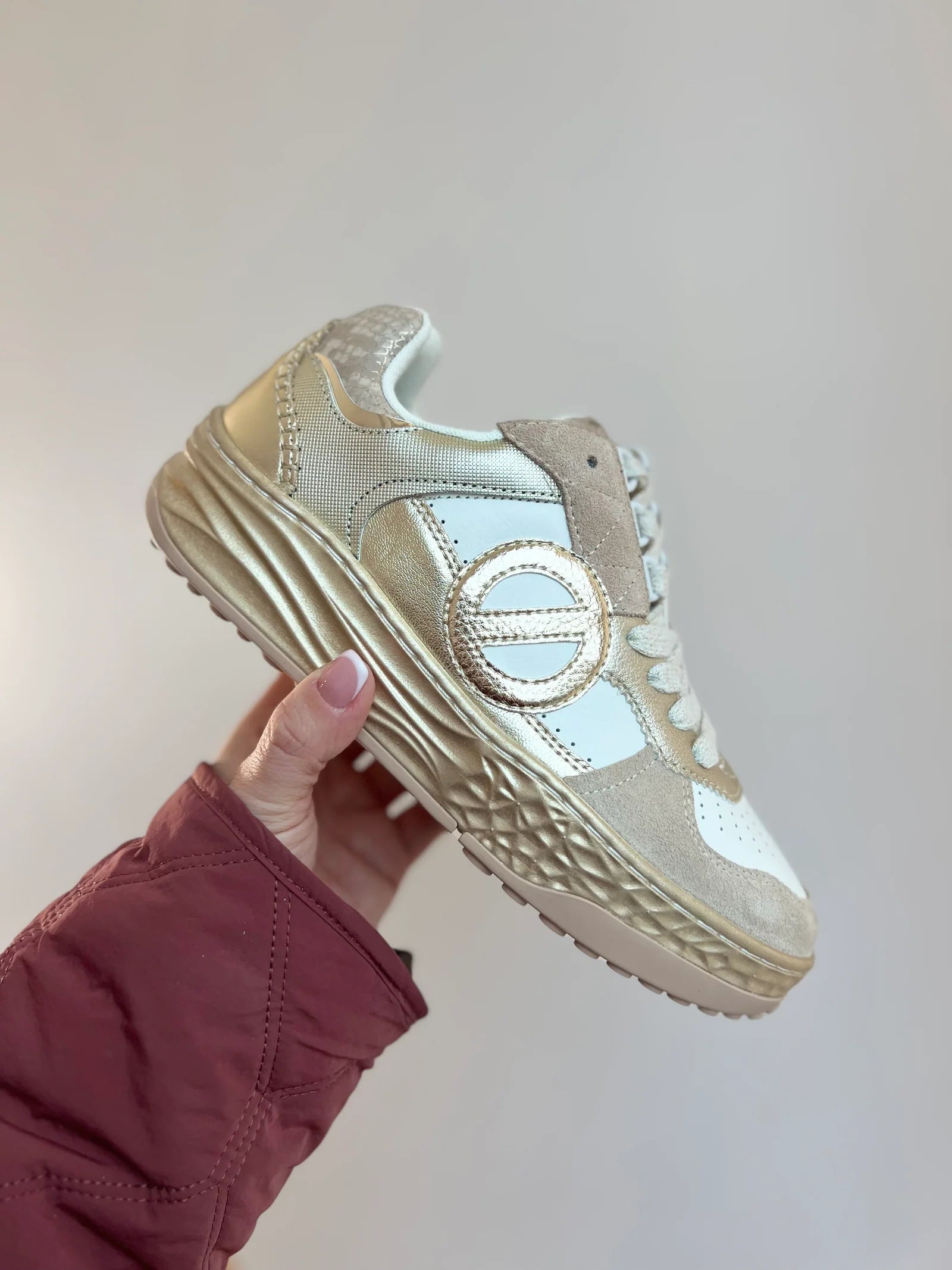 LES NO NAME TYLER COURT